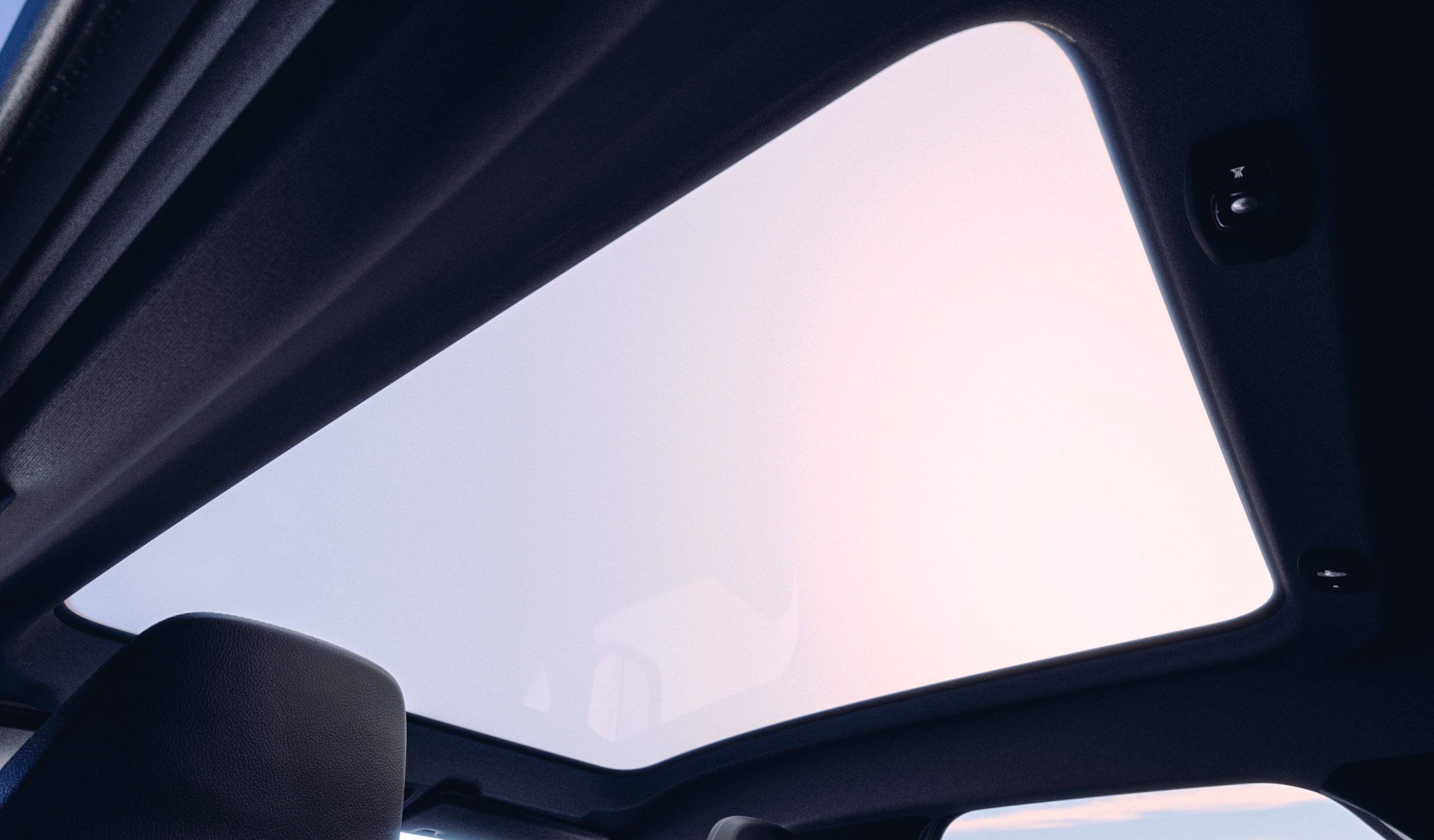 Nový Mitsubishi Grandis - stmievateľná panoramatická presklená strecha